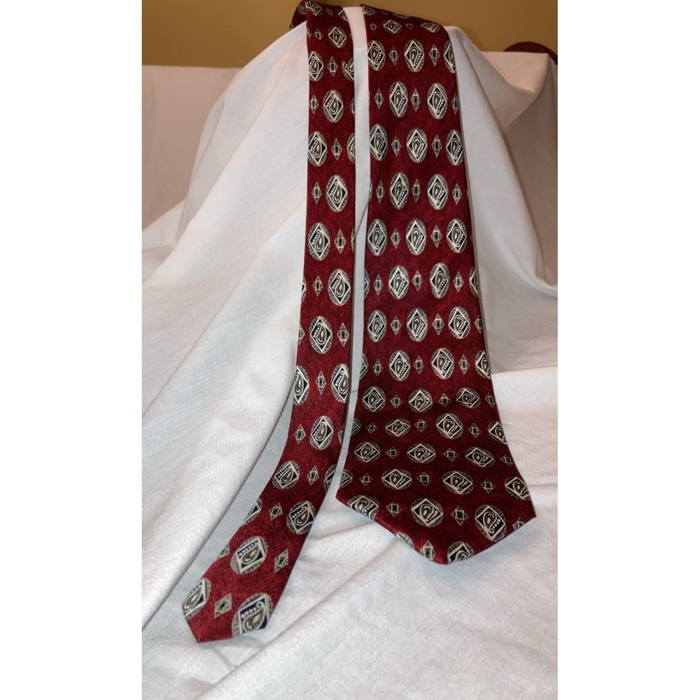 Geoffrey Beene tie for men 100% silk. 56" X 3 3/4".